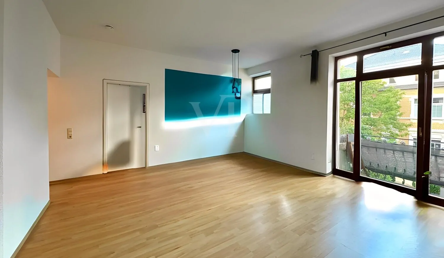 Wohnzimmer mit Blick zum Balkon und in Richtung Schlafzimmer