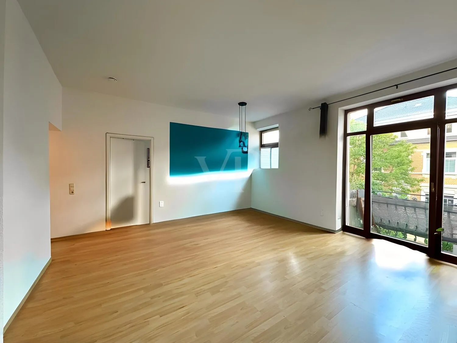 Wohnzimmer mit Blick zum Balkon und in Richtung Schlafzimmer