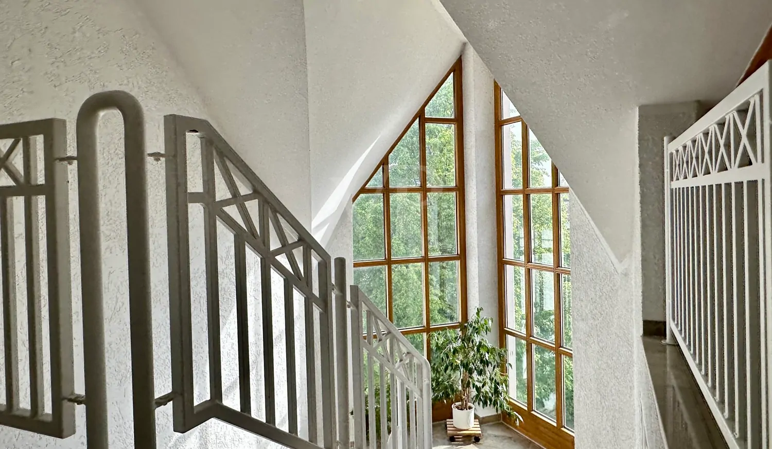 Treppenhaus mit großen Fenstern