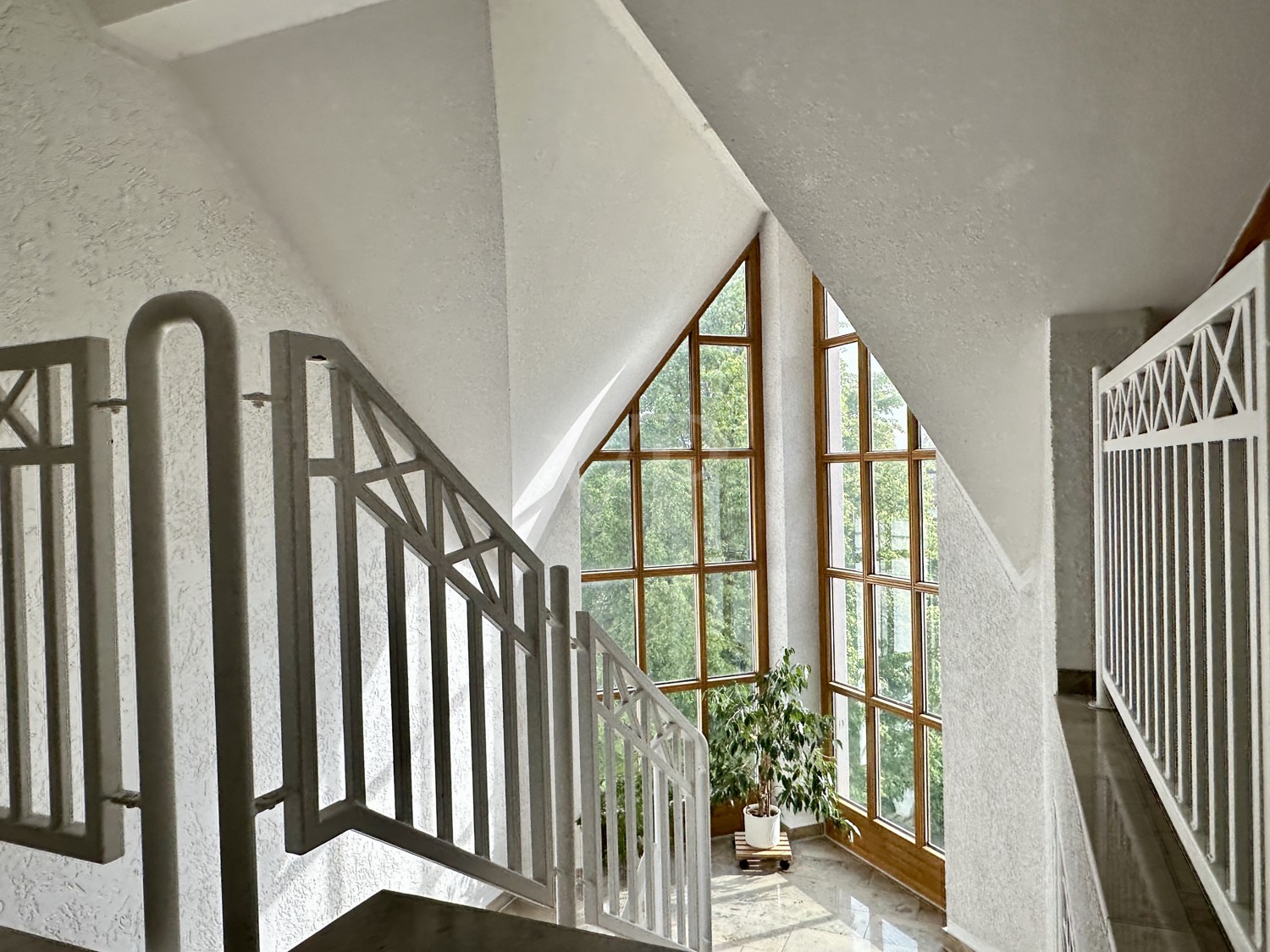 Treppenhaus mit großen Fenstern