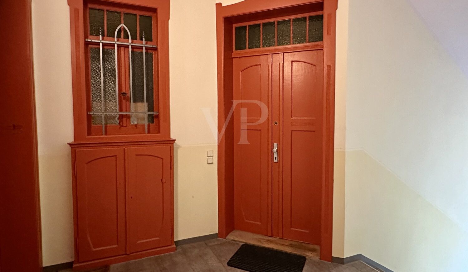 Wohnungstür im 1. OG