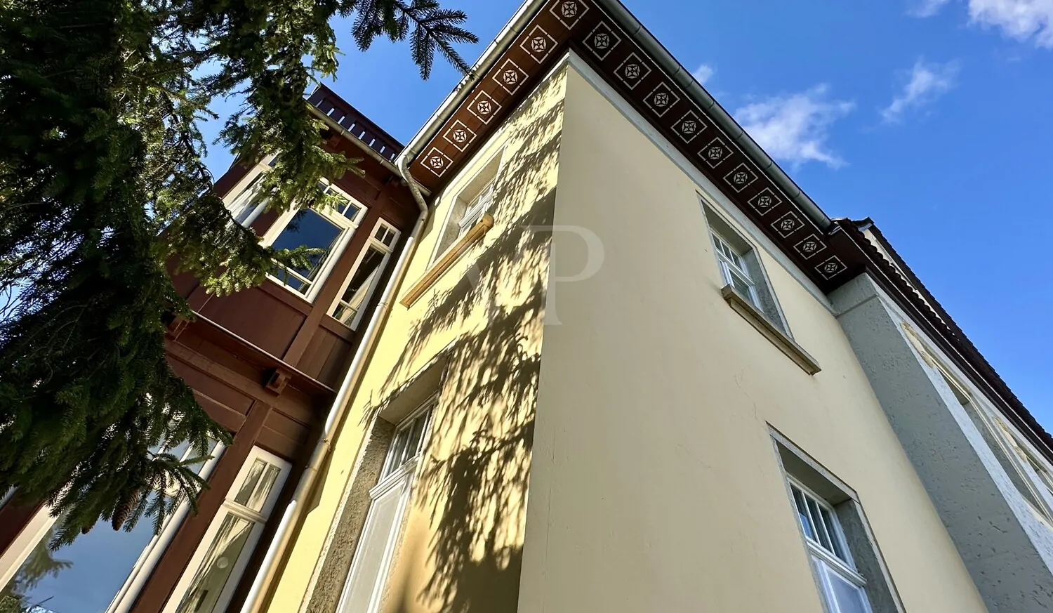 Hausecke mit Denkmal-Details