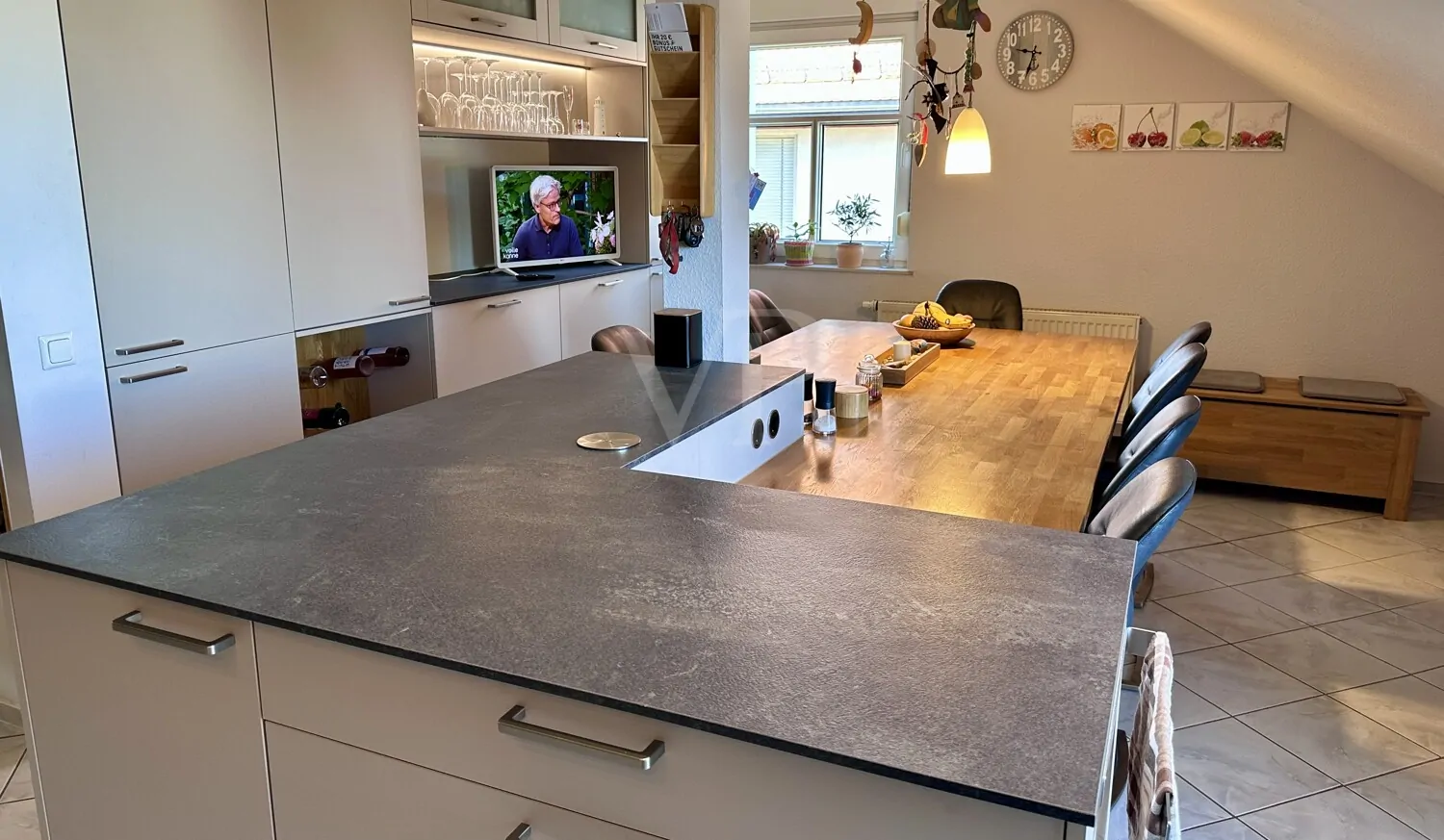 inkl. Kücheninsel und Esstisch