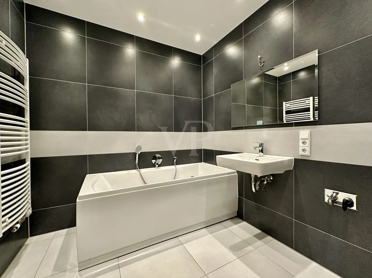 Badewanne mit Whirlpool-Funktion