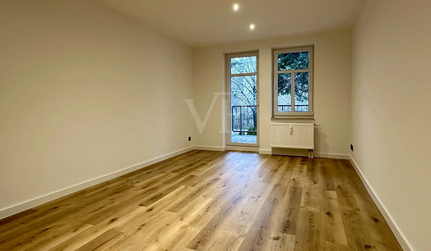 Wohnzimmer mit Balkon- und Terrassenzugang