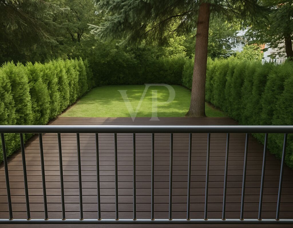 Balkon mit Austritt auf die Terrasse und in den privaten Gartenbereich