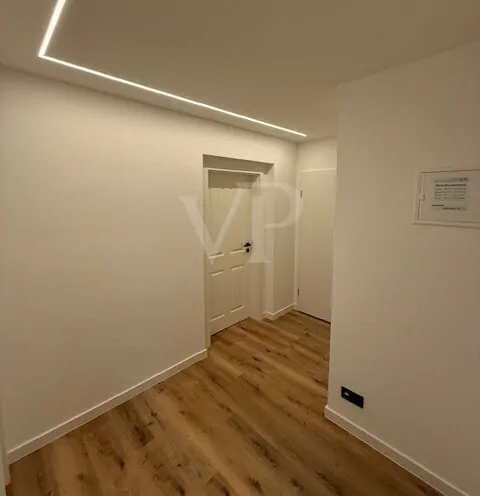 Flur mit modernem Beleuchtungskonzept