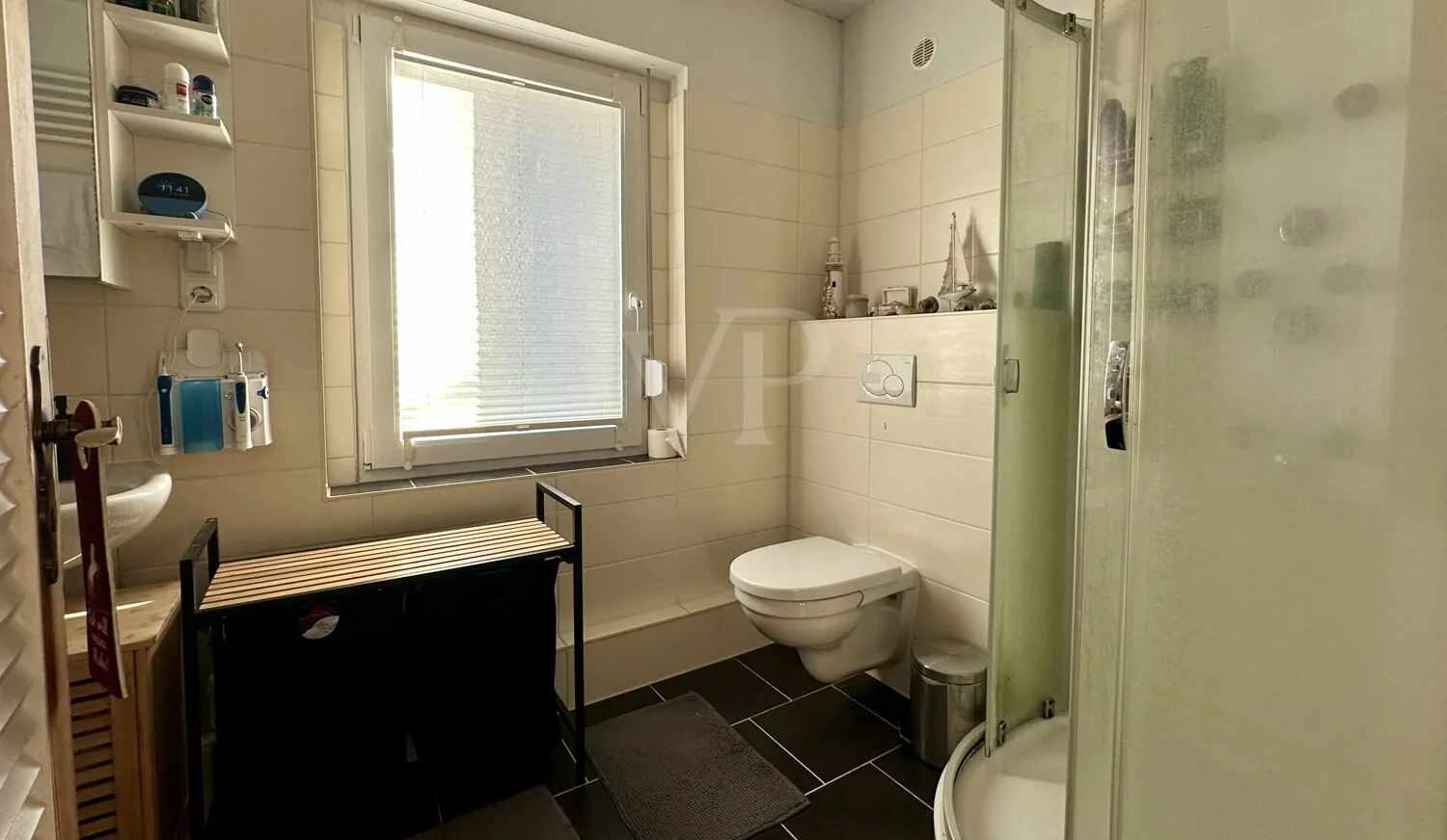 Badezimmer mit Dusche und Wanne