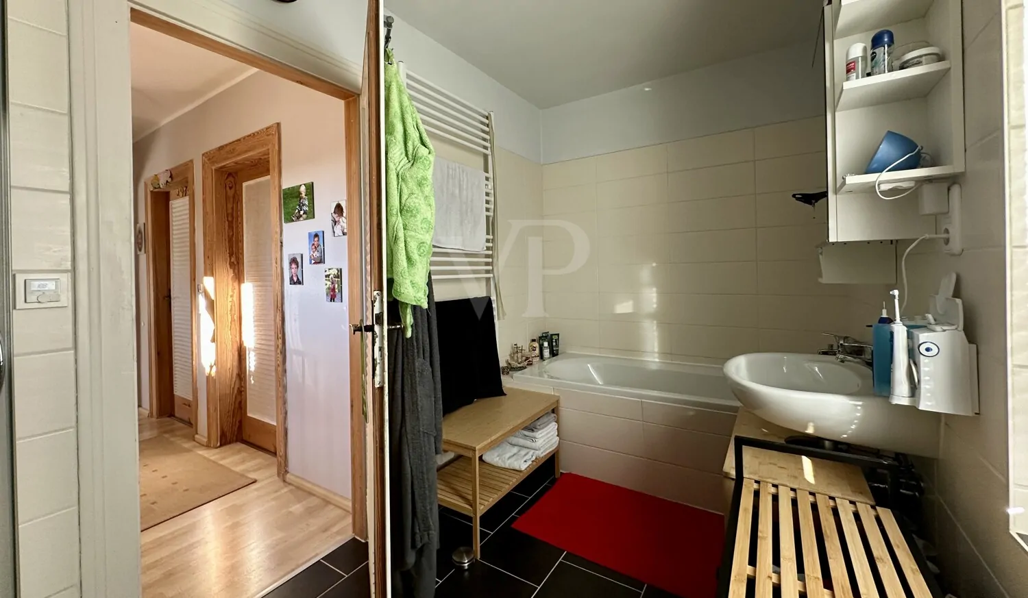 Badezimmer mit Dusche und Wanne