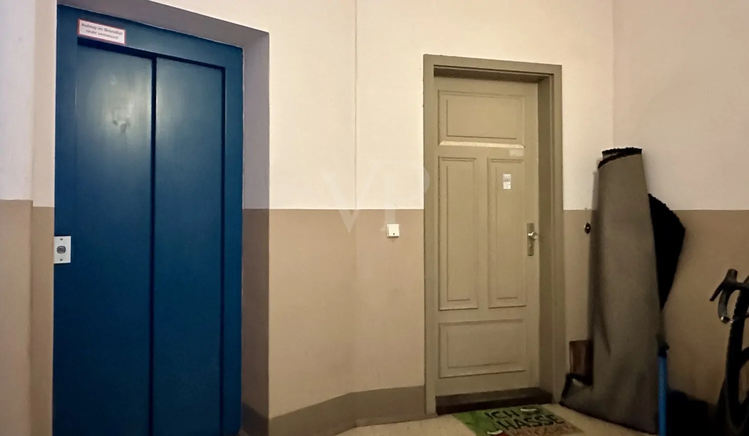 Aufzug mit Wohnungseingangstür