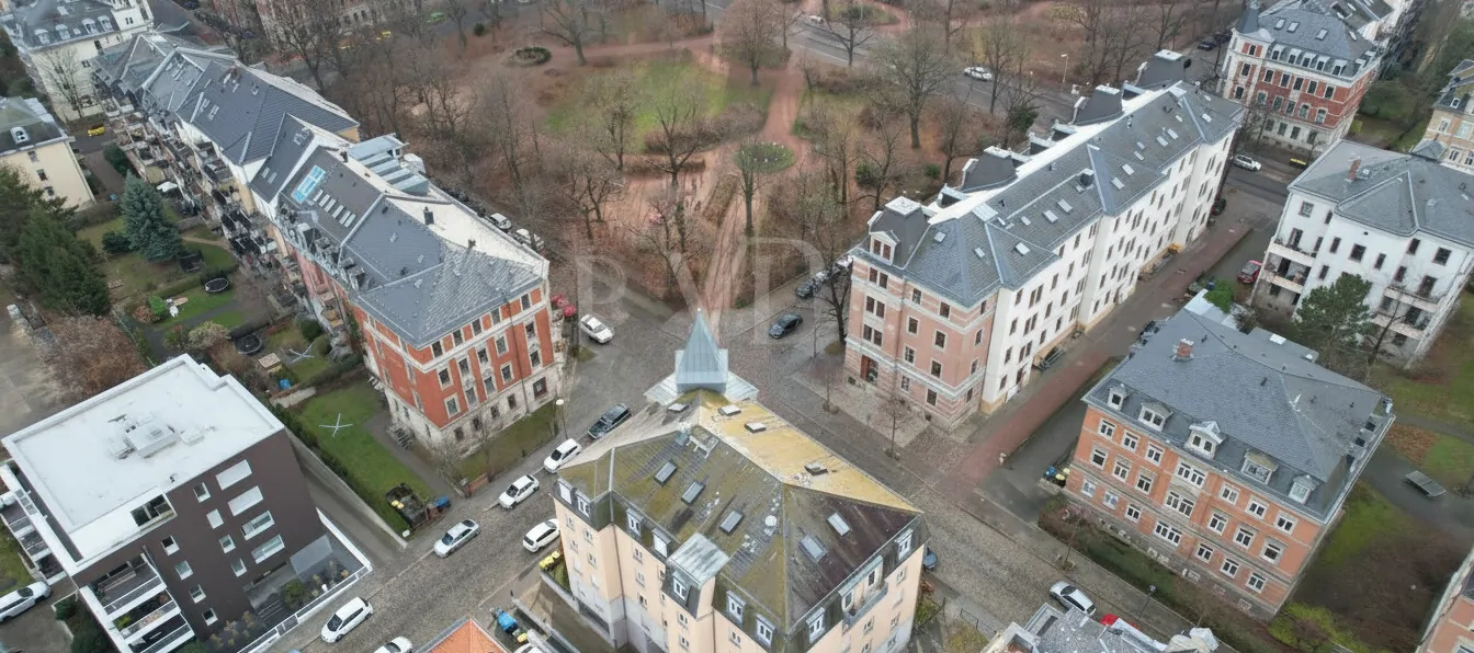 Der grüne Stadtpark direkt neben dem Mehrfamilienhaus