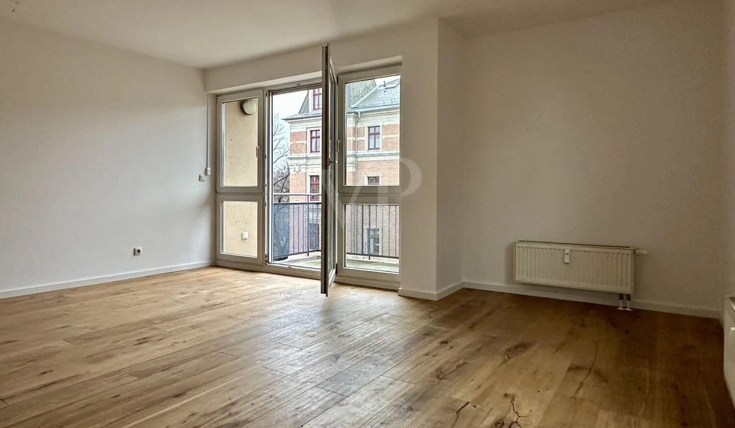 Wohnzimmer mit Zugang zum Balkon