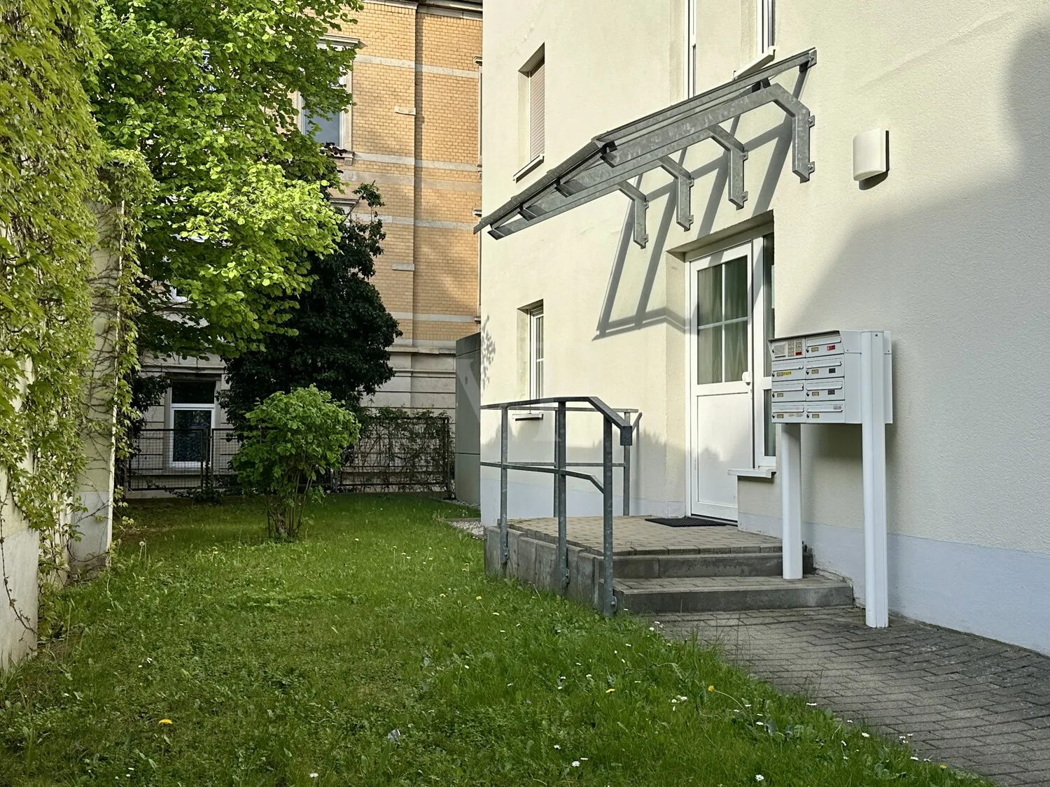 rückwärtiger Hauseingangsbereich