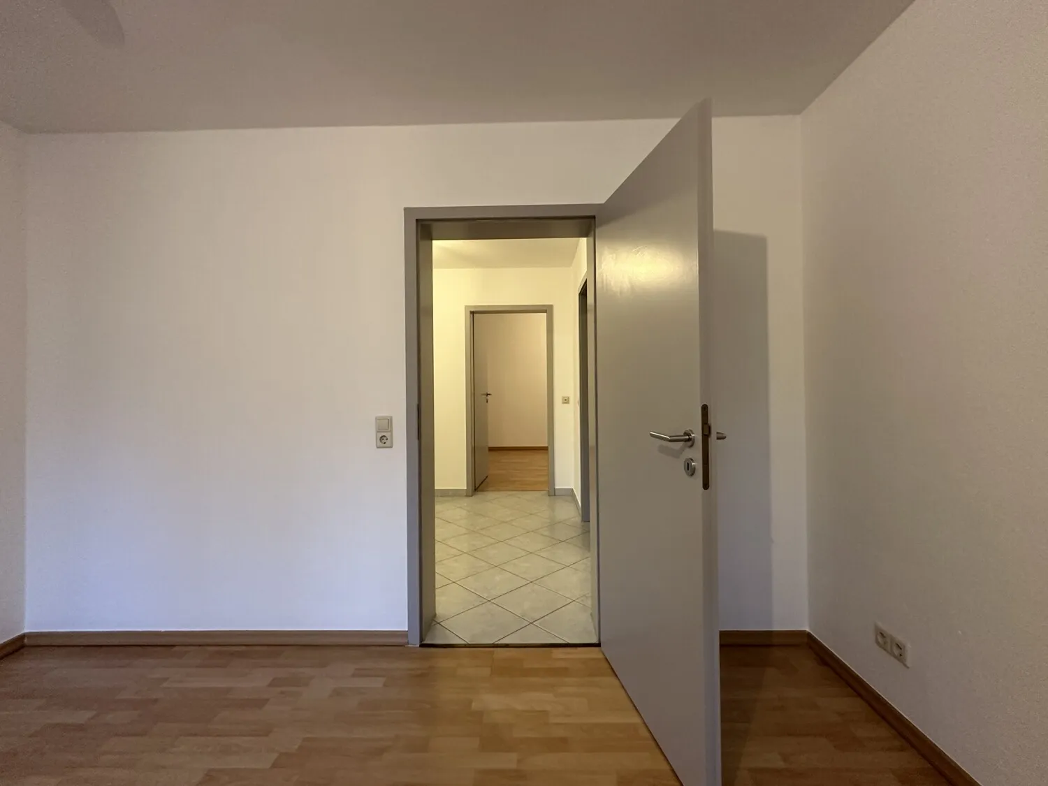 Blick vom Wohnzimmer ins Schlafzimmer