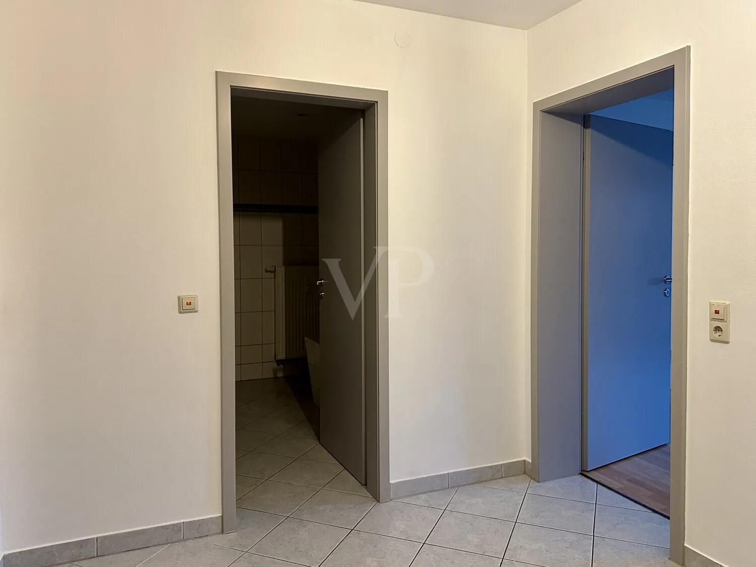 Flur mit Zugang zu Badezimmer und Wohnzimmer