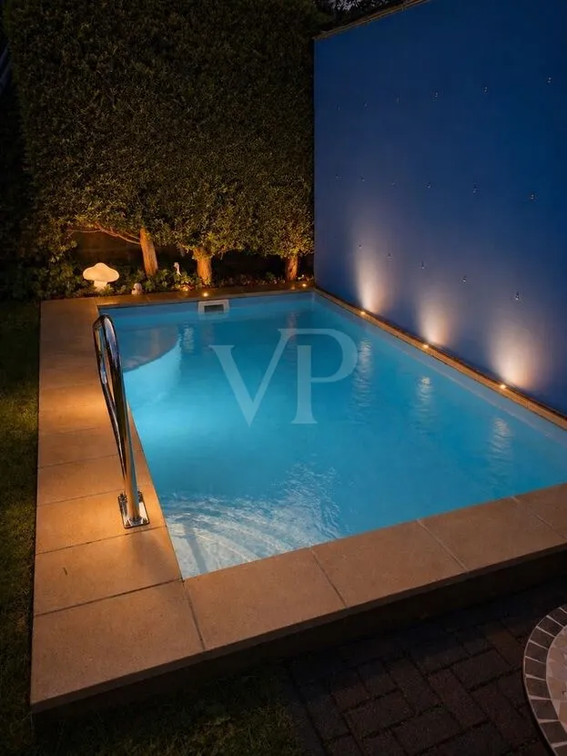 Der Pool am Abend