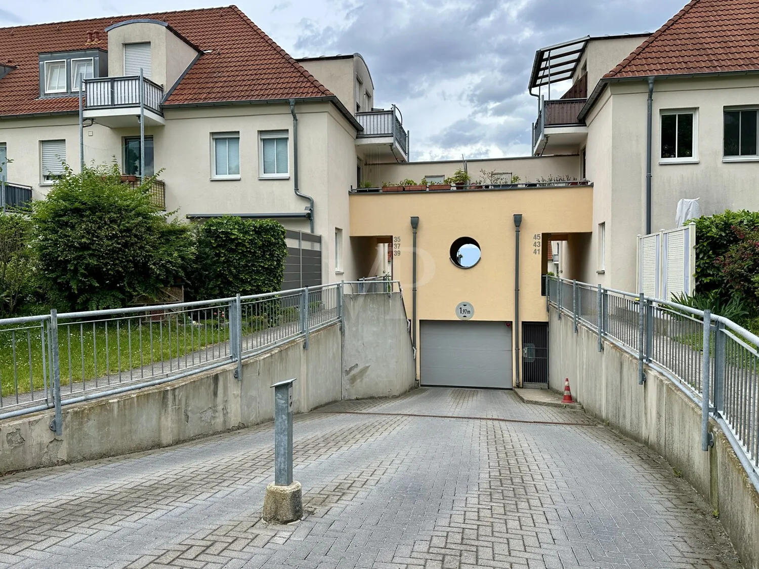 Tiefgarageneinfahrt