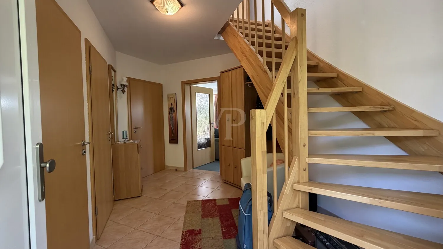 Der Eingangsbereich mit Treppe ins Obergeschoss