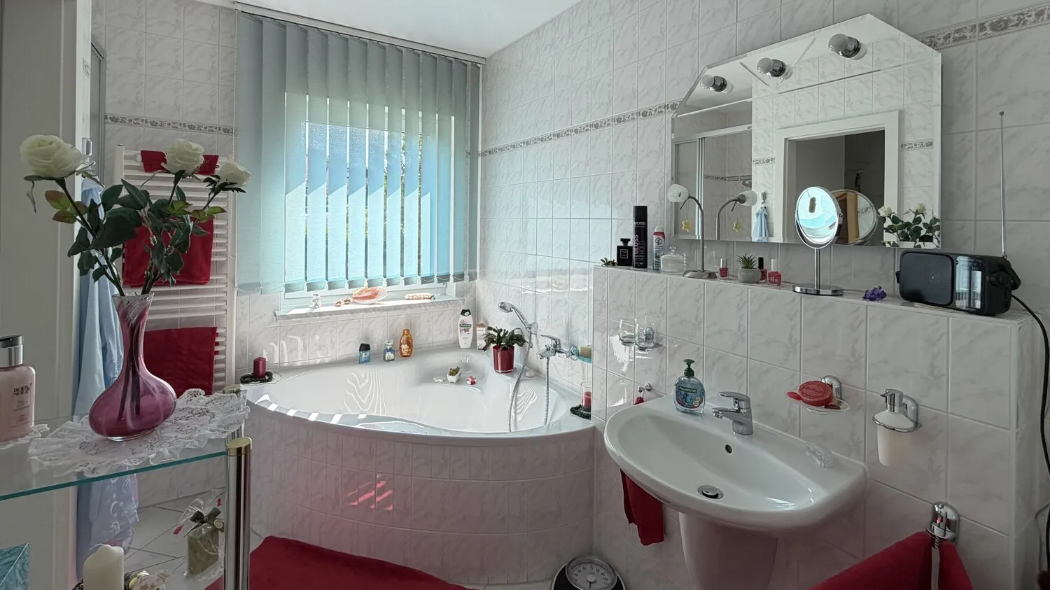 Badezimmer mit Eckbadewanne im Erdgeschoss