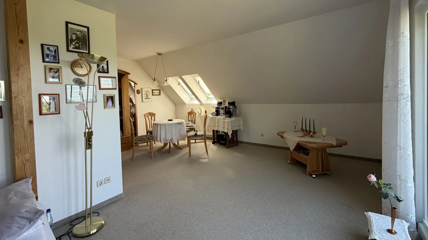 Schlafzimmer im Obergeschoss mit Zugang zum Balkon