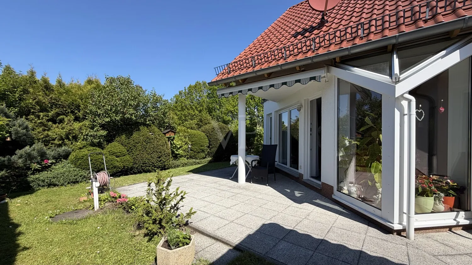 Der Blick von der sonnigen Terrasse
