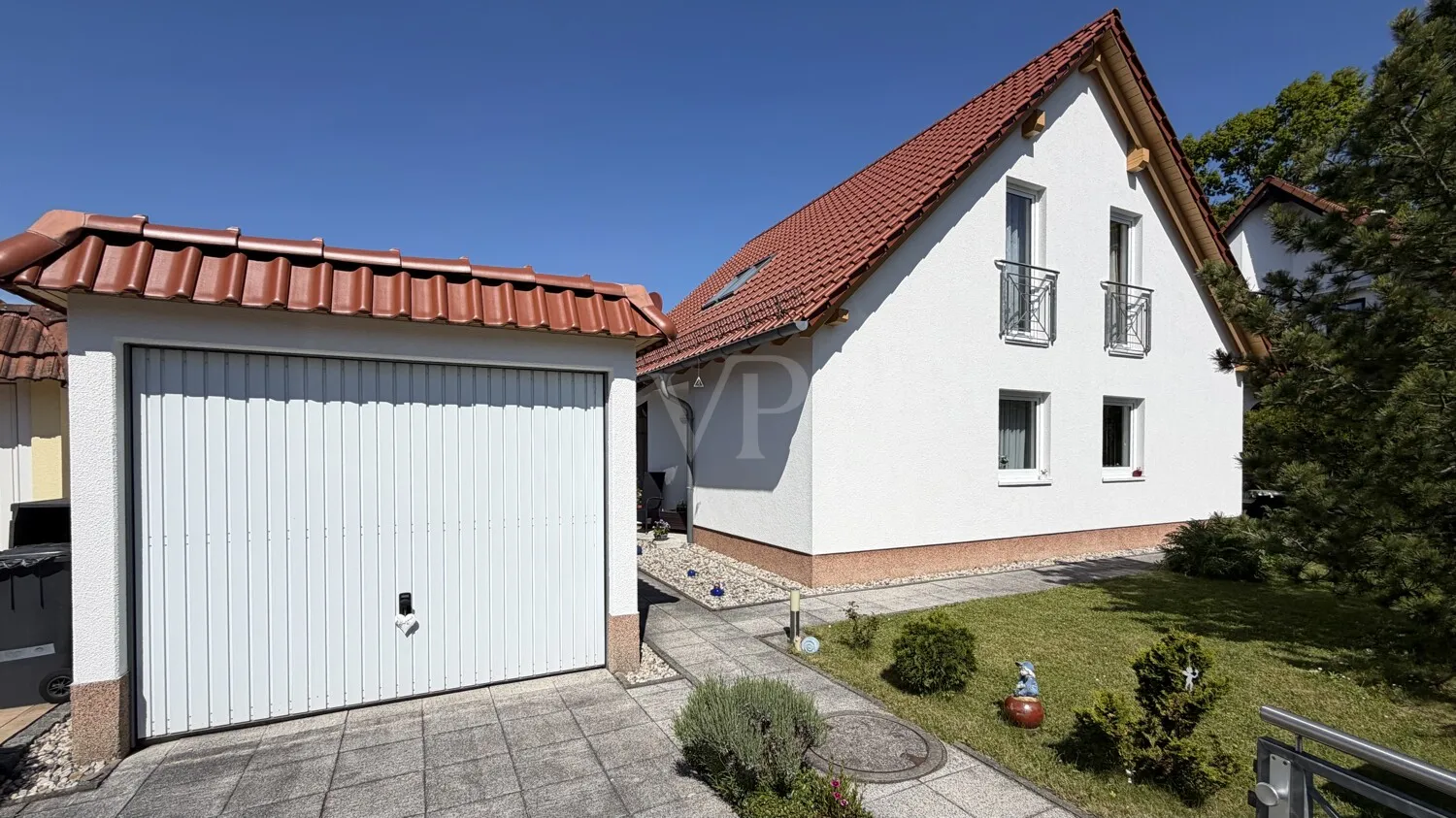 Blick auf die Garage direkt neben Ihrer Traumimmobilie