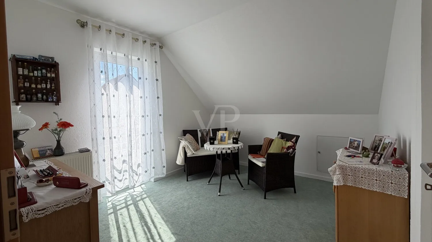 Schlafzimmer im Obergeschoss mit Zugang zum Balkon