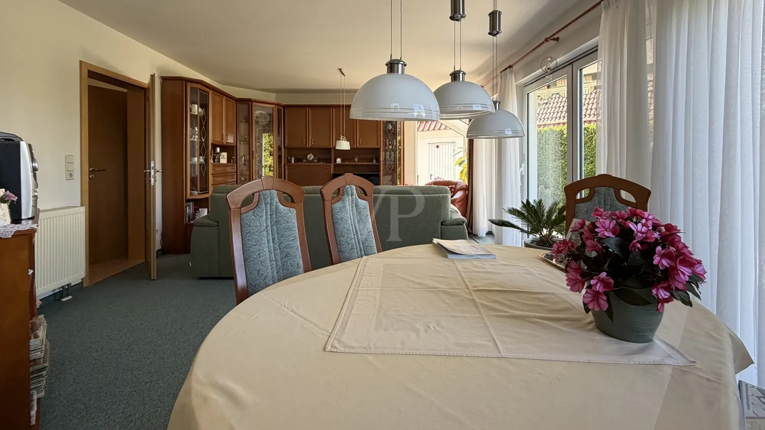 Wohnstube mit Zugang zur Terrasse