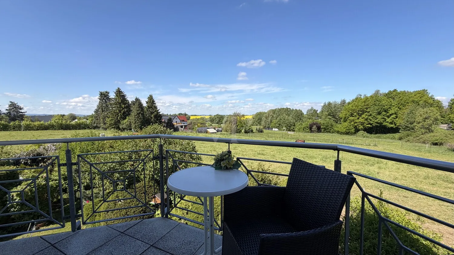 Balkon mit Blick über das Schönfelder Hochland