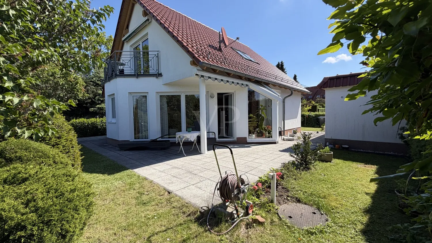 Der Blick von der sonnigen Terrasse