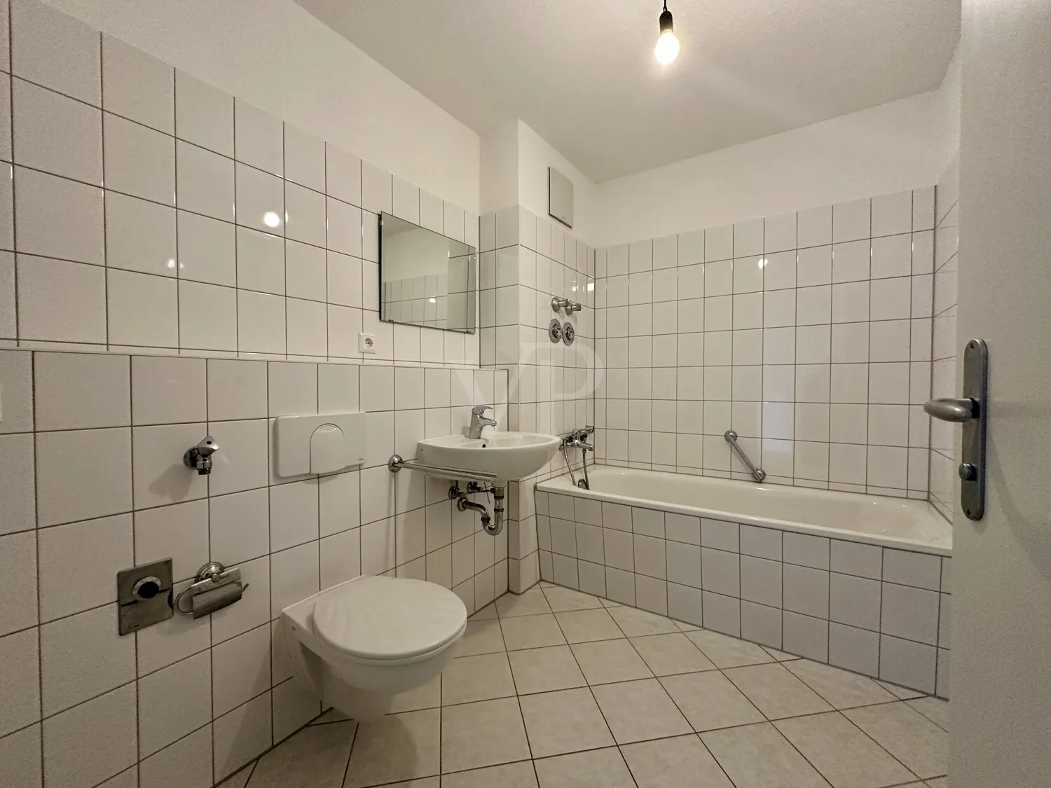 Badezimmer mit Badewanne und Handtuchheizkörper