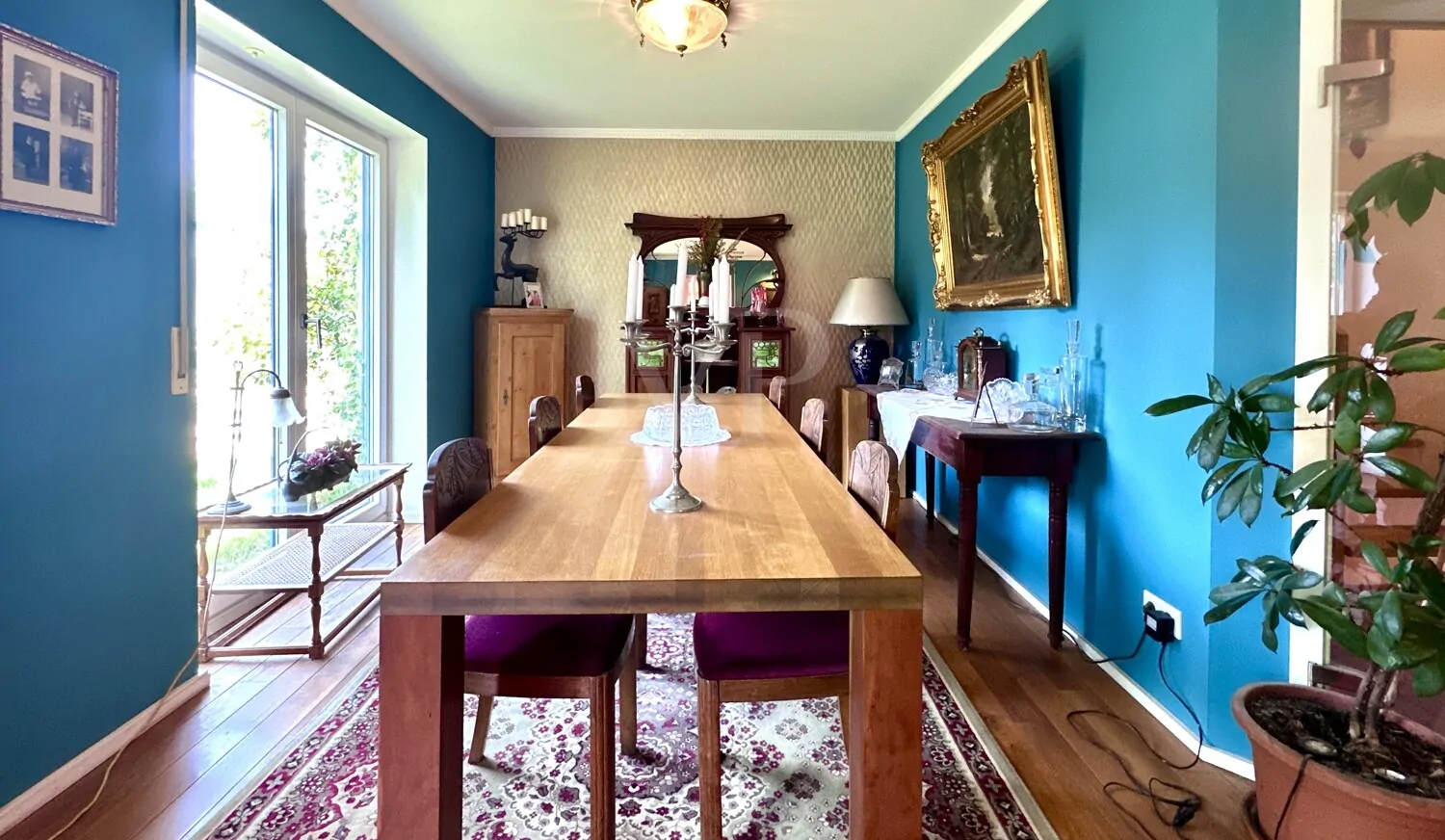 bodentiefe Fenster und Zugang zur Terrasse im Wohnzimmer