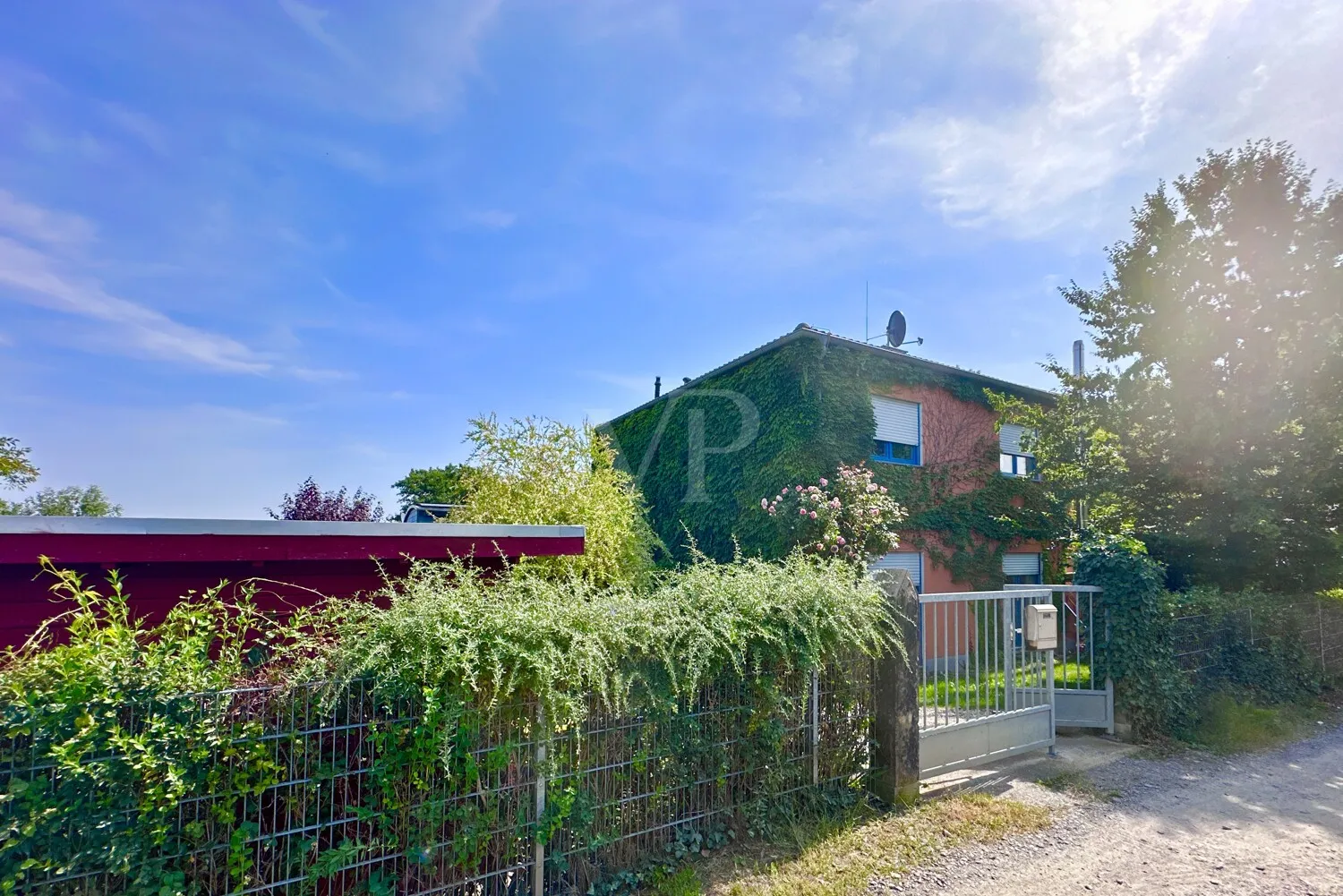 an ruhiger Nebenstraße mit elektrischer Toreinfahrt