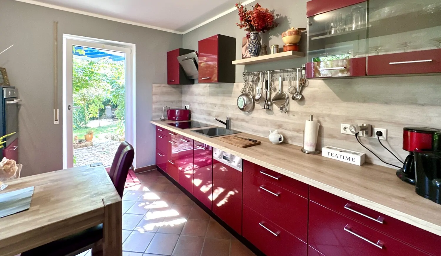 geschlossene  Einbauküche und Zugang zur Terrasse