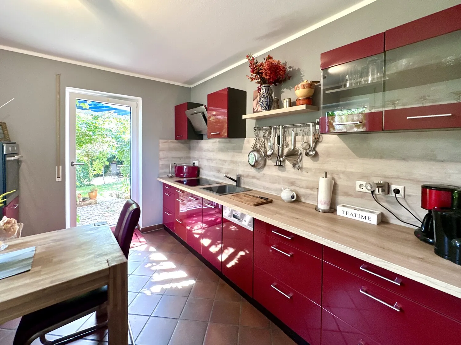 geschlossene  Einbauküche und Zugang zur Terrasse