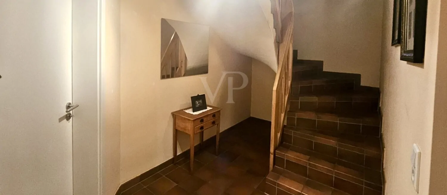 geschlossene, geflieste Treppe zum UG