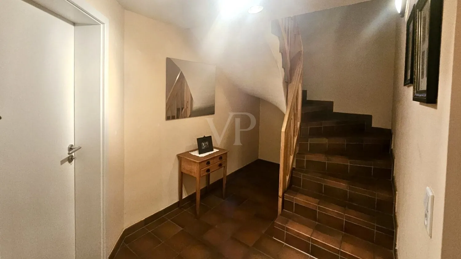 geschlossene, geflieste Treppe zum UG