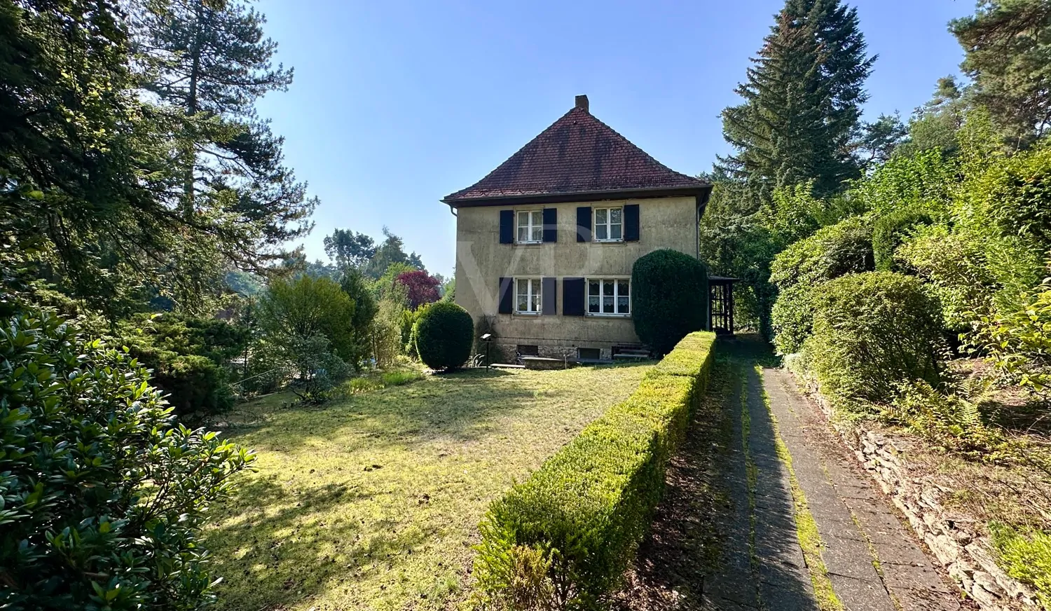 Zuweg vom Portal zum Haus