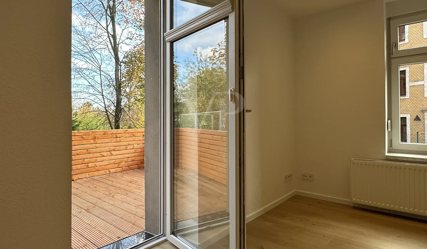 Wohnzimmer mit Austritt auf die große Terrasse