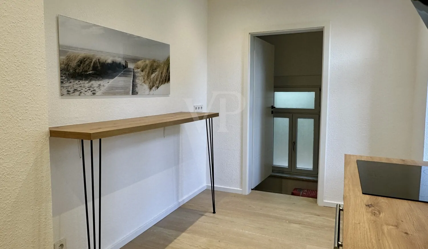 Tresen und Blick in den angeschlossenen Hauswirtschaftsraum