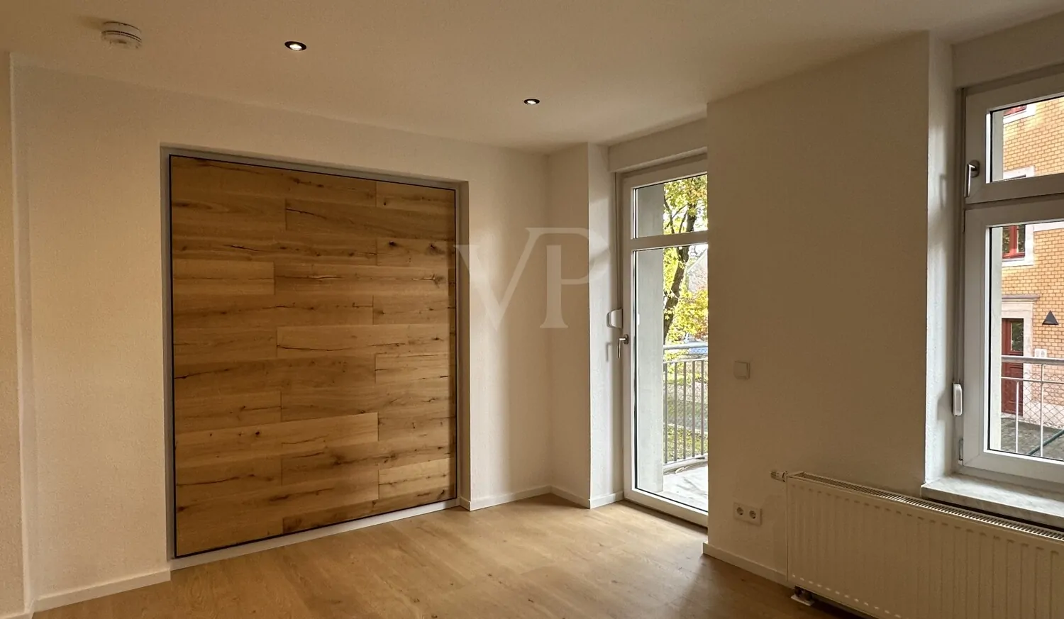 Schlafzimmer mit Holzdetail für Gemütlichkeit