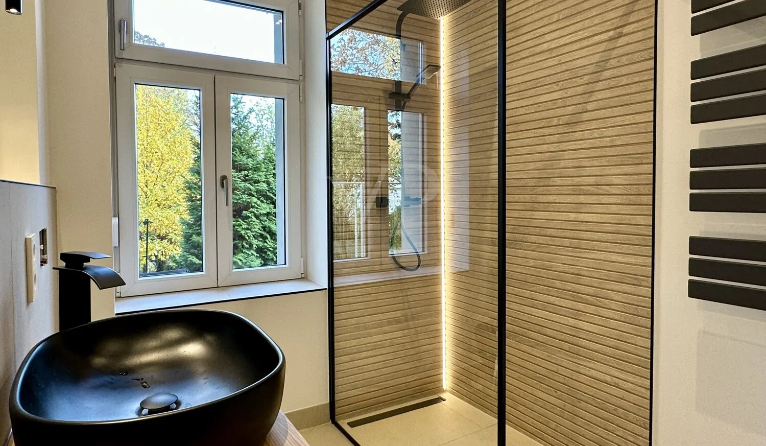 Badezimmer mit Dusche und Handtuchheizkörper