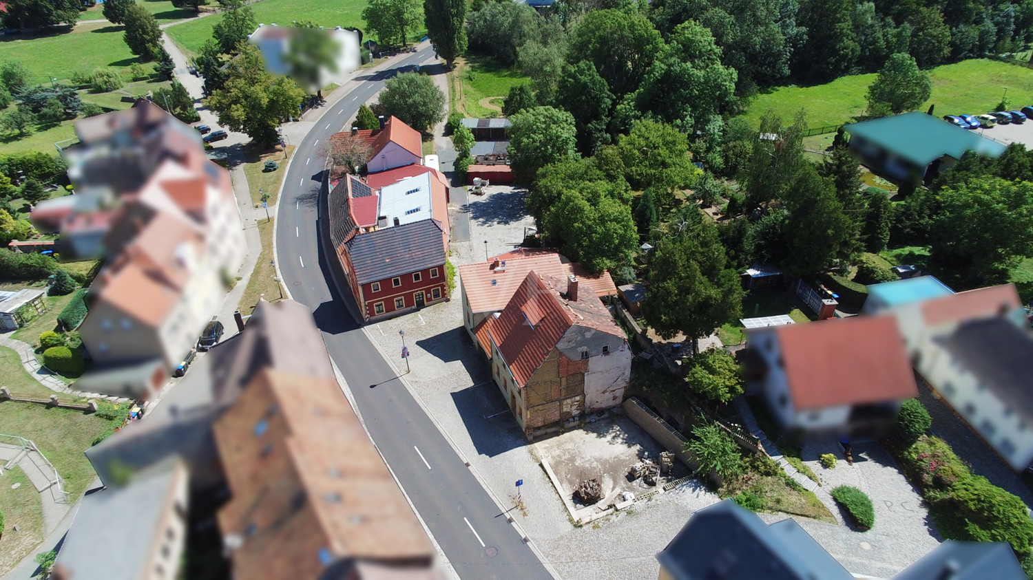 Luftbild Wohngebäude mit Bauland