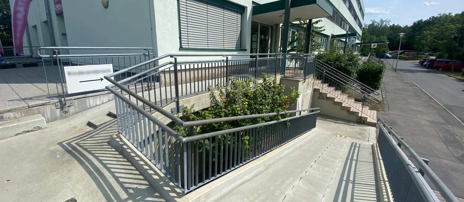 Rampe zu den Praxisräumen