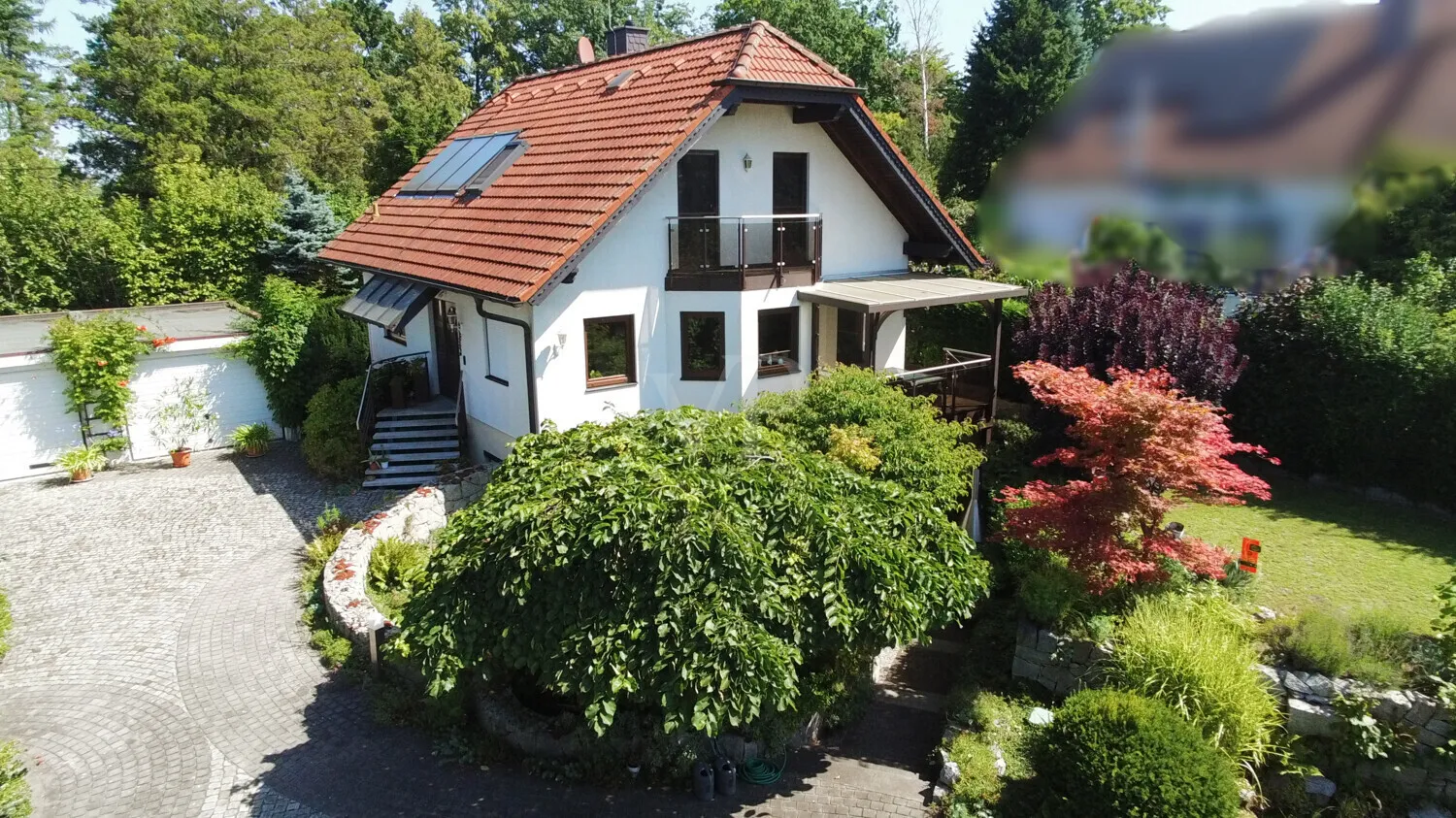Exclusive detached house on the upper Elbe slope: Living with your own indoor pool and wellness area!
