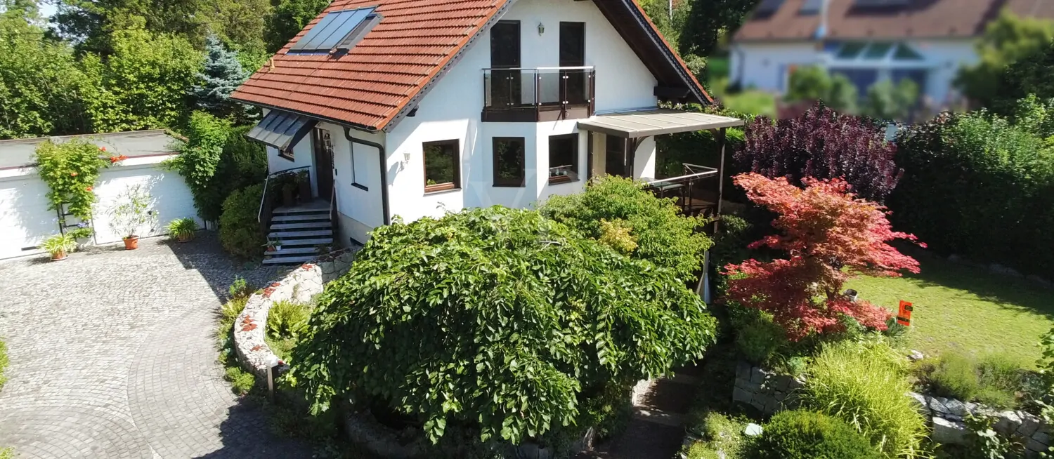 Vorderansicht mit Garten und Doppelgarage