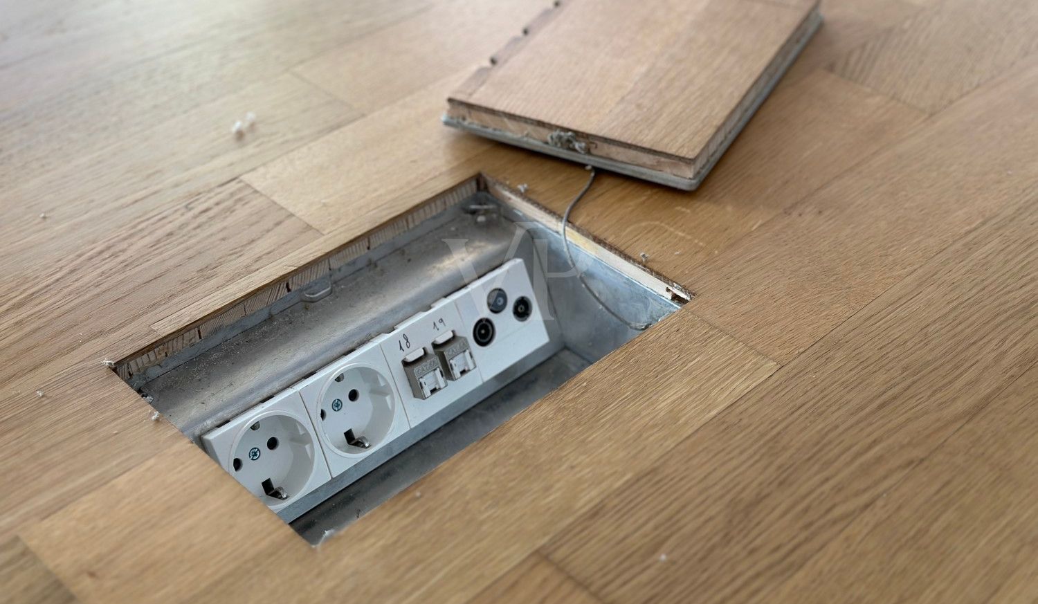 Wohnzimmer 2 mit Anschlüssen jeglicher Art im Raum