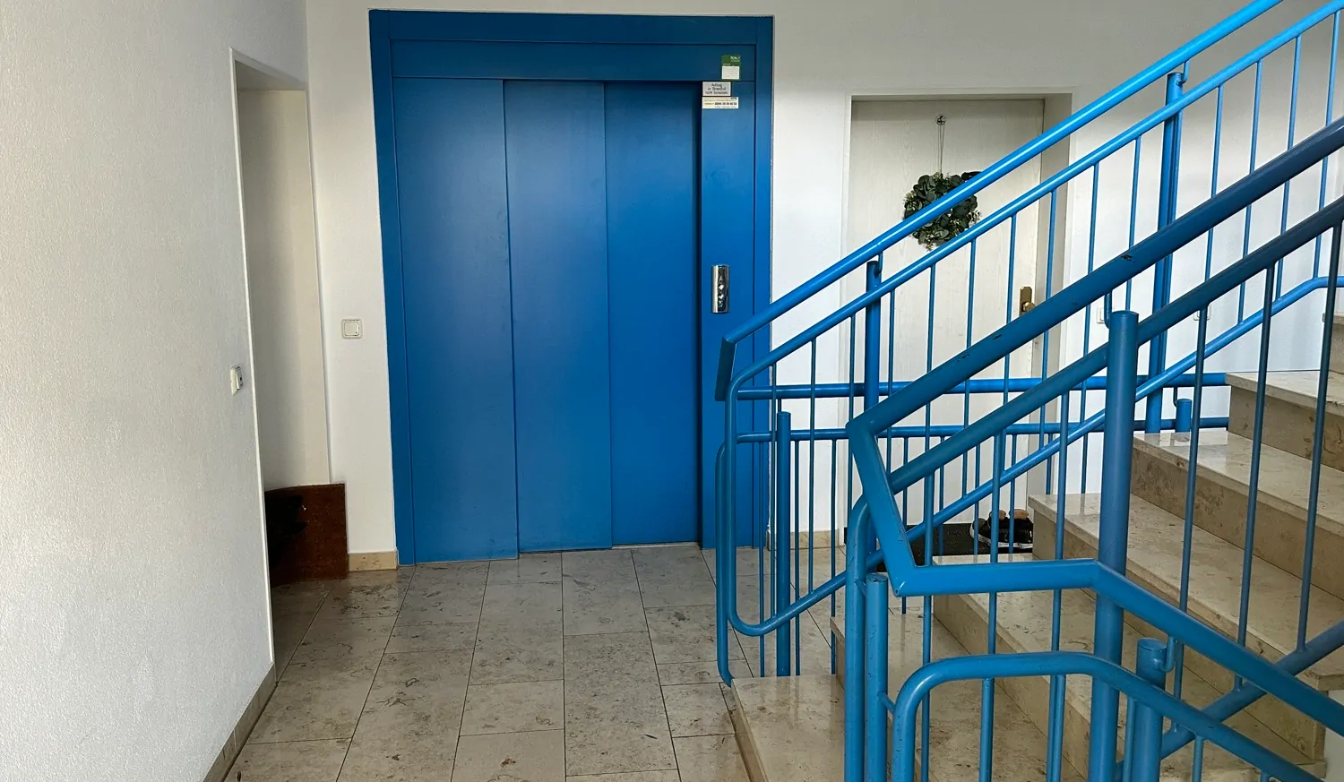 Eingangsbereich mit Treppenhaus