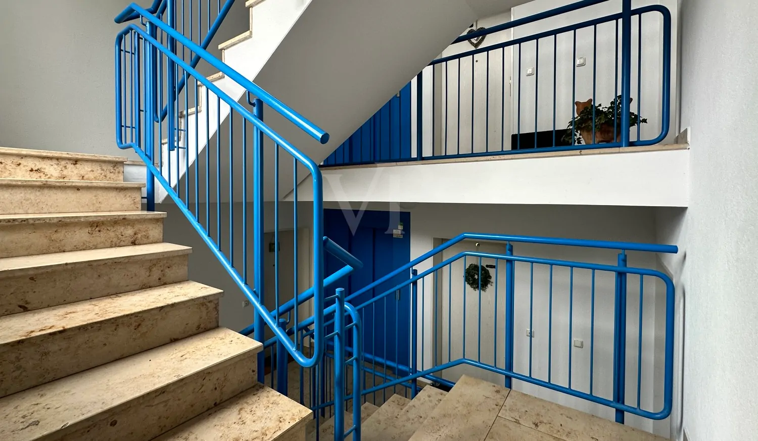 Treppenhaus mit Aufzug