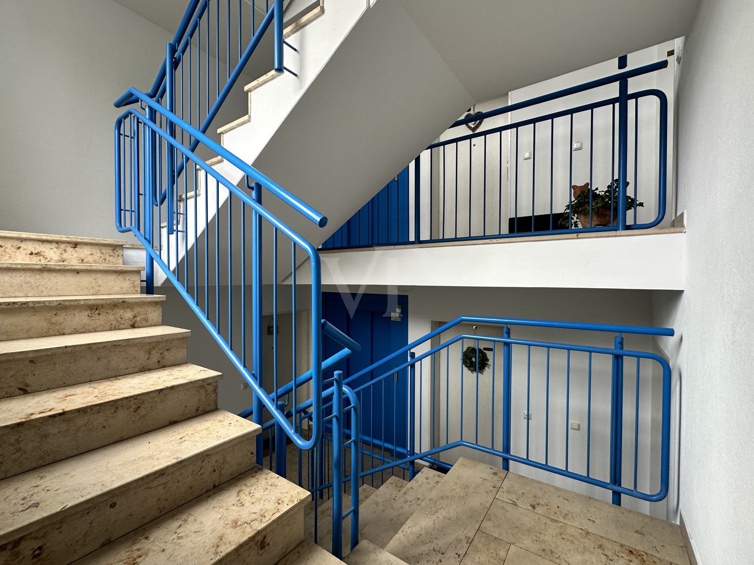 Treppenhaus mit Aufzug